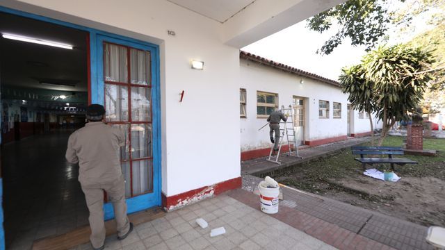Carpintería, pintura, plomería y nuevos sanitarios forman parte de las mejoras encaradas antes del reinicio de clases.