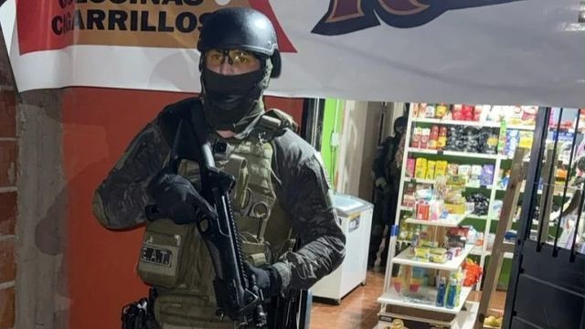 El operativo de la Fuerza Policial Antinarcotráfico se realizó en un kiosco de barrio Villa Caprichosa, donde fueron detenidas dos personas. Imagen: Ministerio Público Fiscal