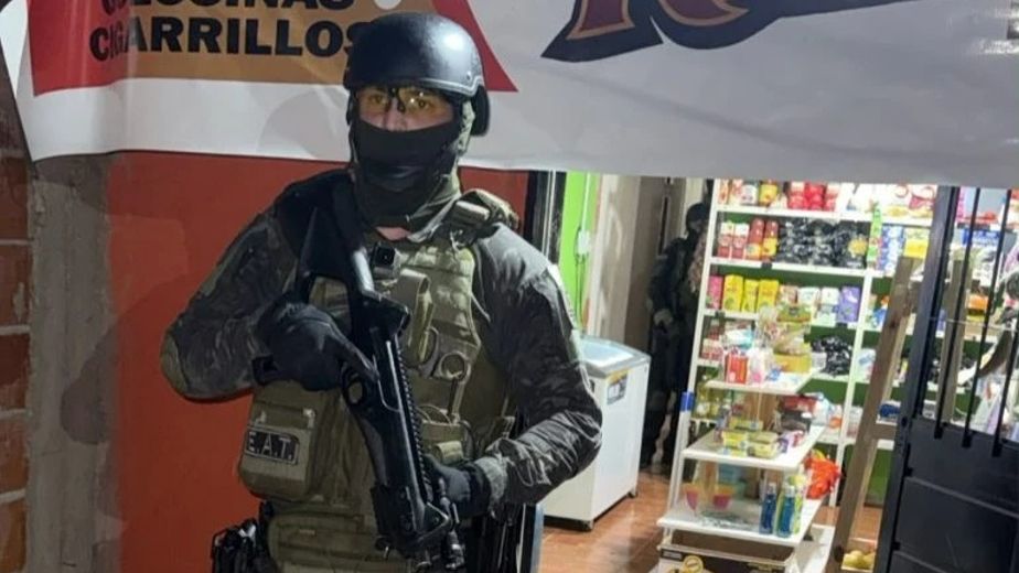 Un kiosco funcionaba como pantalla para vender drogas en La Falda: dos detenidos