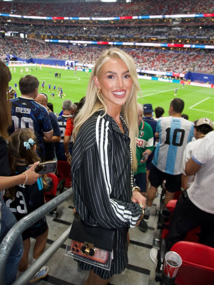 Rayas finas, transparencias y perlas: las claves del exclusivo outfit de Kelci Rose a la espera de la final del Mundial 2026