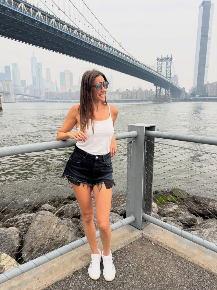 Básicos infalibles y "effortless chic": el look relajado de Luciana Rubinska en el Puente de Brooklyn 