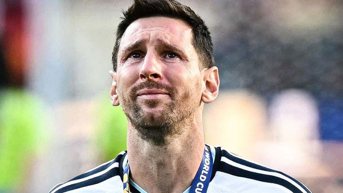 El desconsolado llanto de Lionel Messi tras recibir la medalla de subcampeón: la reacción de sus compañeros