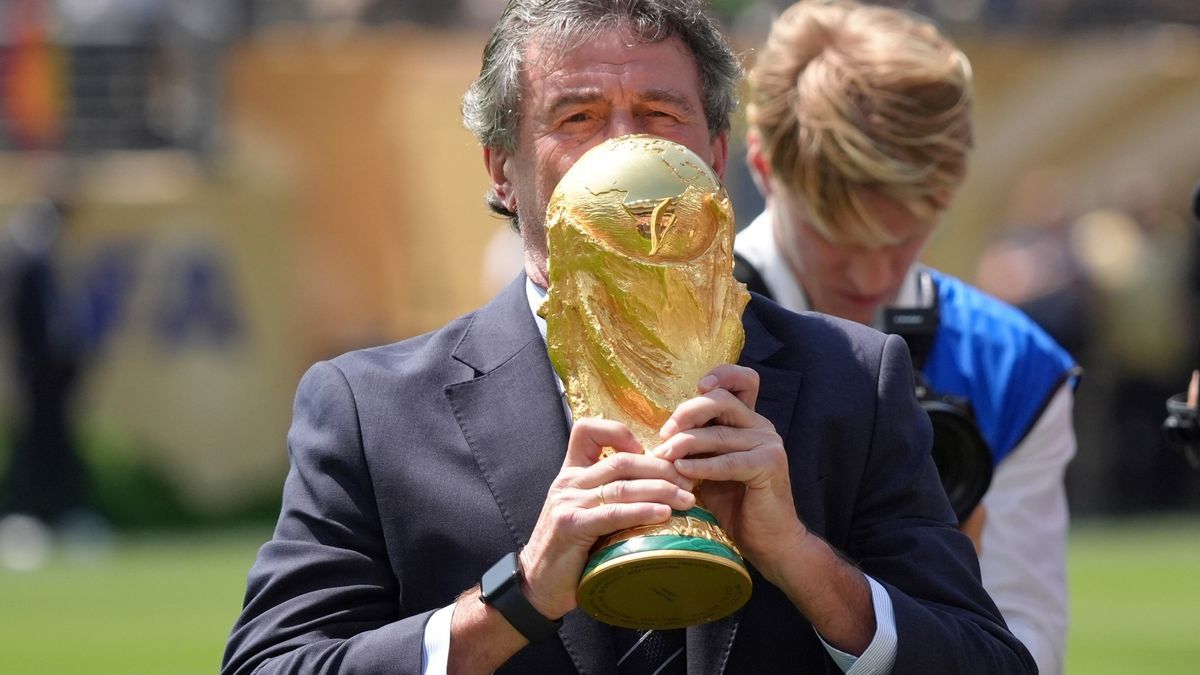 Emocionante: Mario Alberto Kempes volvió a levantar la copa del mundo