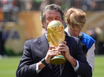 Emocionante: Mario Alberto Kempes volvió a levantar la copa del mundo