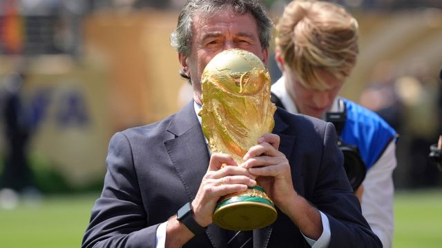 Kempes volvió a levantar la copa del mundo.