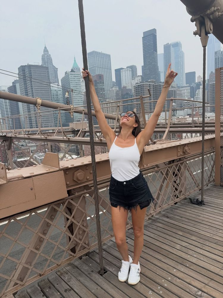Básicos infalibles y "effortless chic": el look relajado de Luciana Rubinska en el Puente de Brooklyn 