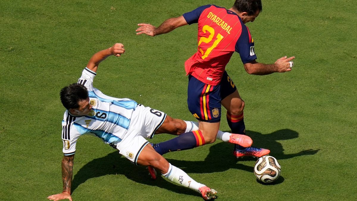 Malas noticias para la Selección, por la salida de Lisandro Martínez: qué le pasó