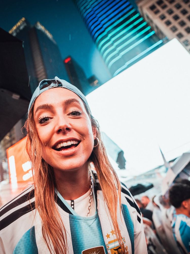 Camiseta argentina, bermudas de jean y gorra hacia atrás: el look "tomboy" con el que Sofía Martínez lideró el banderazo en Nueva York