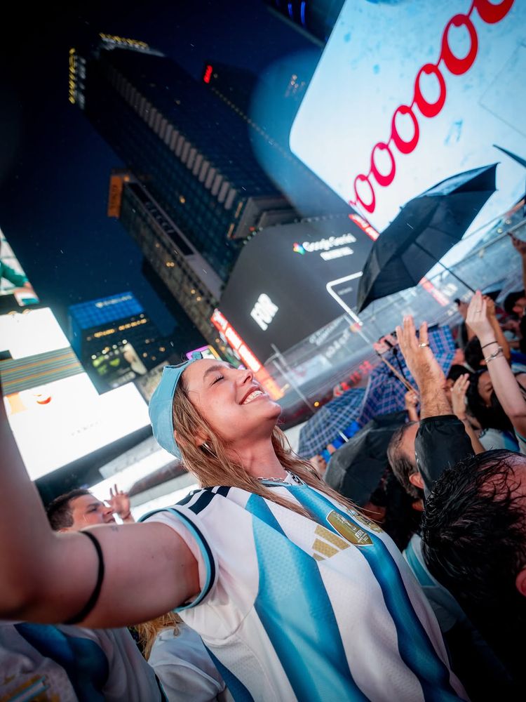 Camiseta argentina, bermudas de jean y gorra hacia atrás: el look "tomboy" con el que Sofía Martínez lideró el banderazo en Nueva York