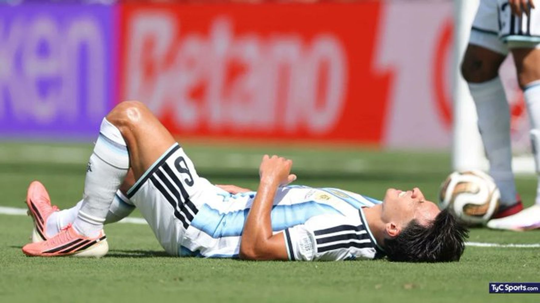 Lisandro Martínez no pudo seguir en la final entre Argentina y España.