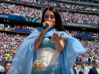 Inspirado en la bandera argentina: quién diseñó el vestido de María Becerra para cantar el Himno en la final del Mundial 2026