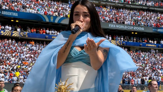 María Becerra deslumbró con su look para cantar el Himno en la final del Mundial.