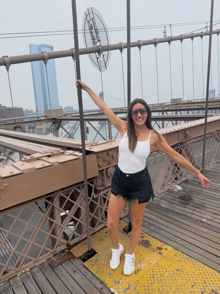 Básicos infalibles y "effortless chic": el look relajado de Luciana Rubinska en el Puente de Brooklyn 
