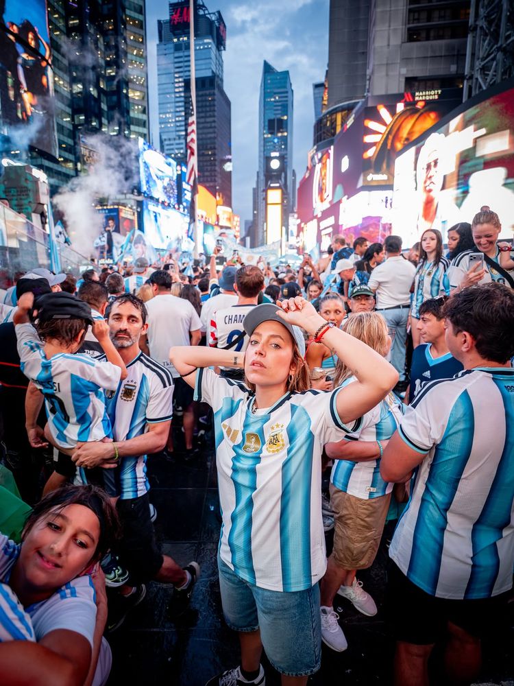 Camiseta argentina, bermudas de jean y gorra hacia atrás: el look "tomboy" con el que Sofía Martínez lideró el banderazo en Nueva York