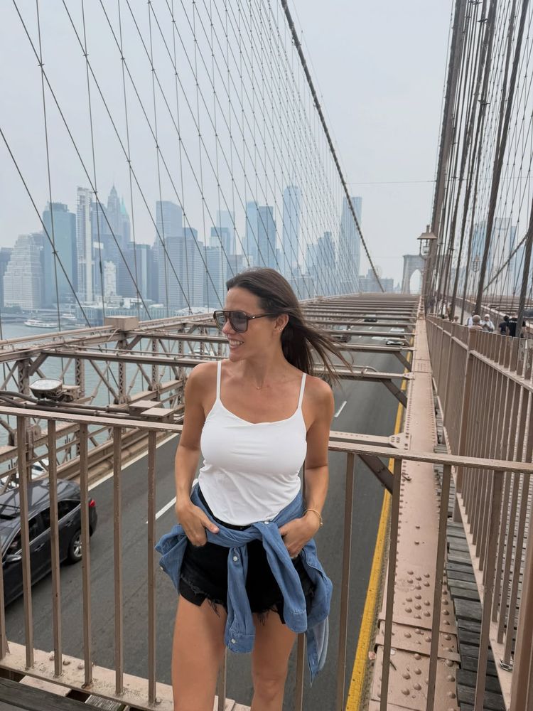 Básicos infalibles y "effortless chic": el look relajado de Luciana Rubinska en el Puente de Brooklyn 