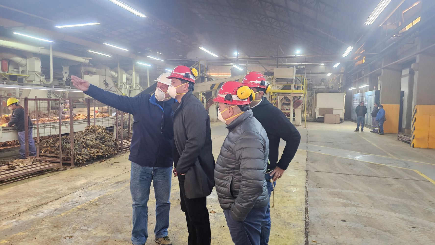 El coordinador nacional del FET, Marcelo Reinoso, recorrió con autoridades de la CTJ la planta de acopio y procesamiento de tabaco que funciona en Perico.