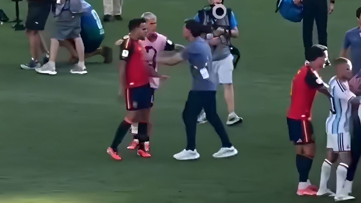 No se vio en la tele: el sopapo del Ratón Ayala a Dani Olmo en medio de la pelea del final
