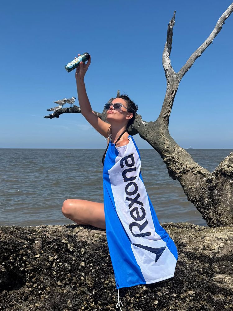 "Total black", piluso de lona y gafas ovaladas: la osada propuesta playera con la que Sofía "Jujuy" Jiménez vivió la previa de la gran final