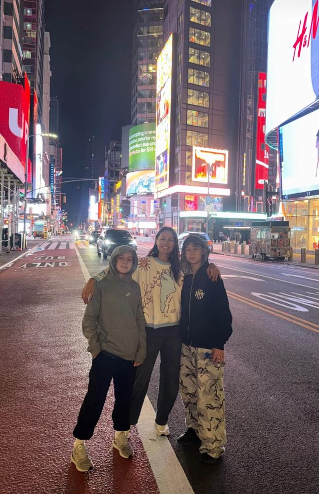 Buzo "custom" con el mapa argentino y silueta urbana: el look con el que Pampita conquistó la noche de Nueva York antes de la final