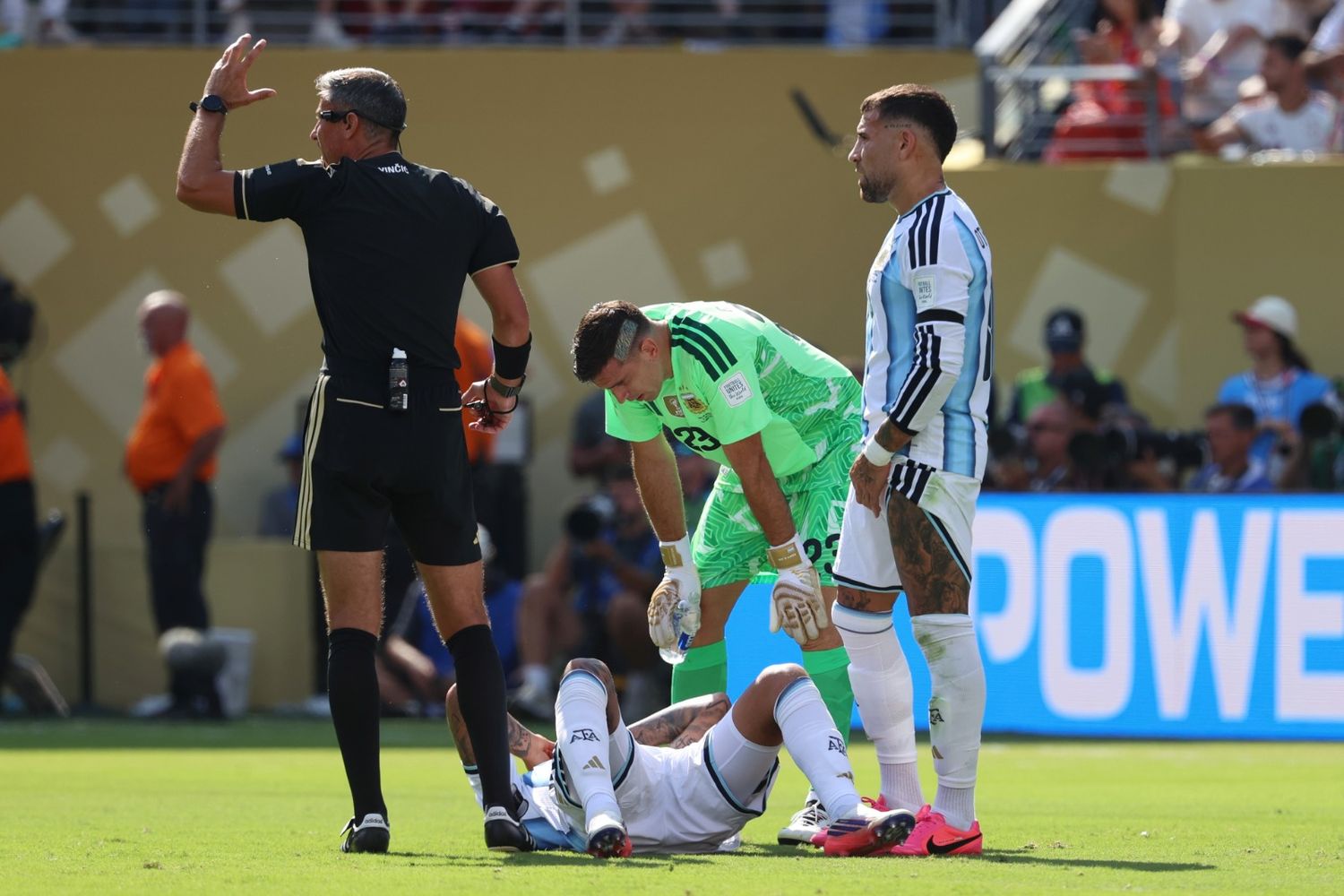 El "Cuti" Romero también debió dejar la cancha lesionado en la final.