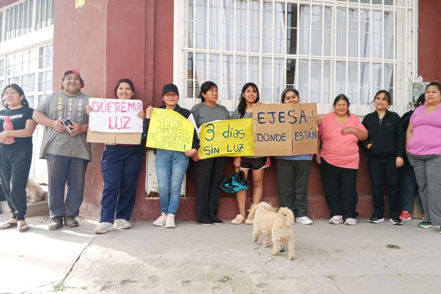 Pasadas más de 72 horas de no tener respuestas y ni soluciones al apagón sufrido en el sector, el vecindario de Campo Verde, 9 de Julio y alrededores expuso su queja en la avenida principal del populoso barrio. Los usuarios volverían tener servicio eléctrico recién el domingo a la madrugada.