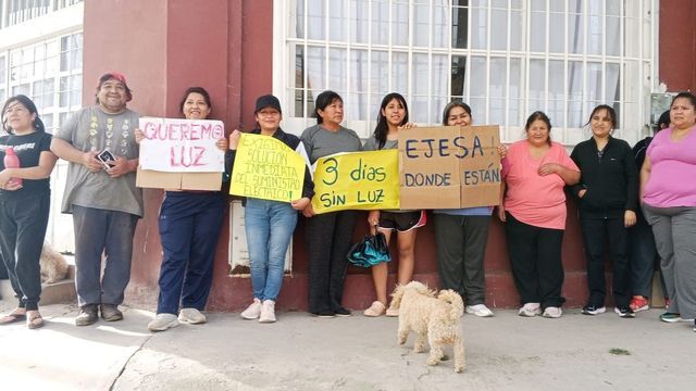 Pasadas más de 72 horas de no tener respuestas y ni soluciones al apagón sufrido en el sector, el vecindario de Campo Verde, 9 de Julio y alrededores expuso su queja en la avenida principal del populoso barrio. Los usuarios volverían tener servicio eléctrico recién el domingo a la madrugada.