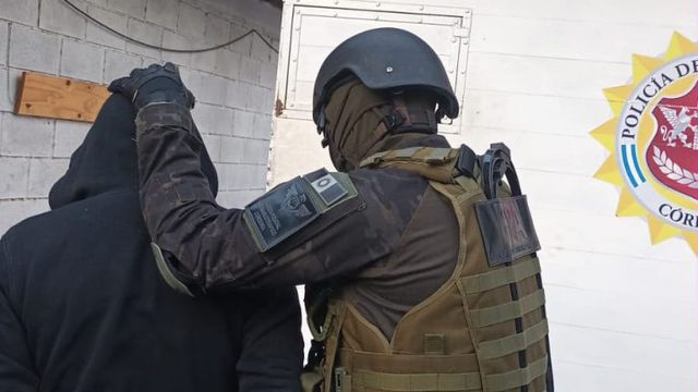 La FPA detuvo a dos hermanos tras una serie de allanamientos en barrio La Quinta.