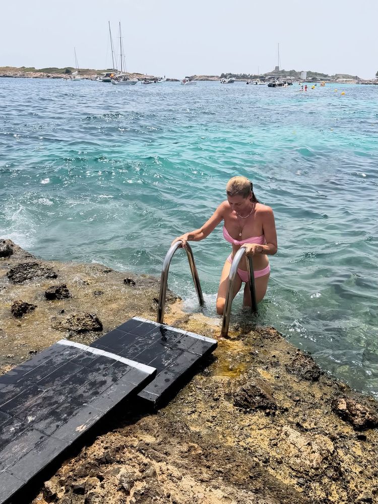 Escote "strapless" con nudo frontal y tono rosa pastel: el romántico bikini con el que Nicole Neumann cautivó en las aguas de Europa