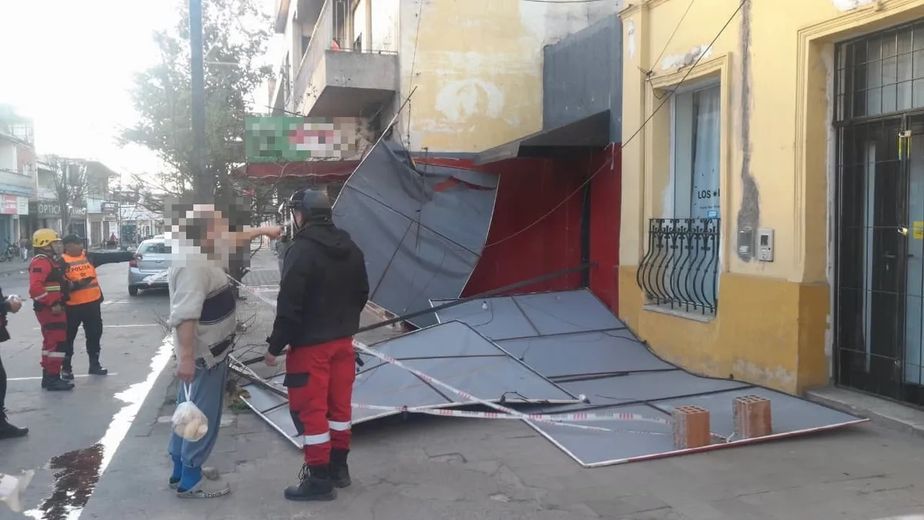 El temporal de viento y polvo que azotó a la capital jujeña entre el jueves y el sábado dejó secuelas a la vista, como demuestra el estado en que quedó la marquesina de un comercio, que la fuerza de las ráfagas derribó en cuestión de segundos.