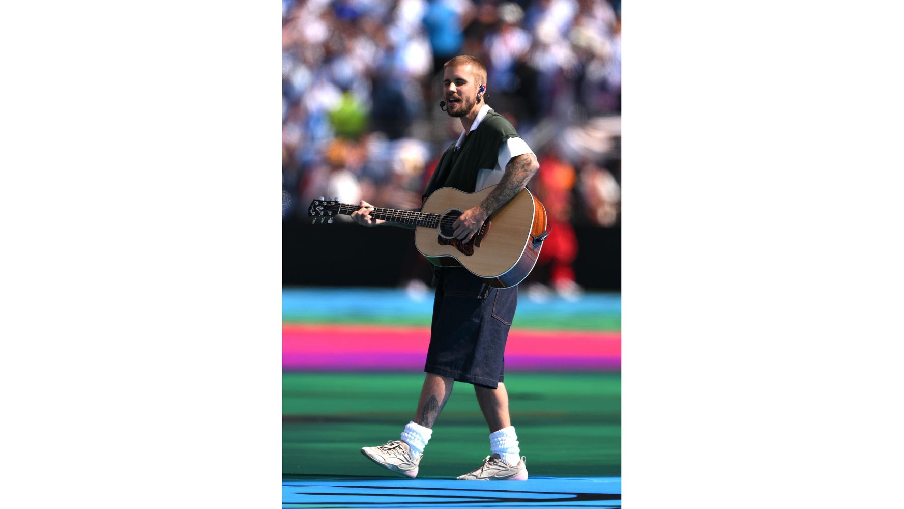 El cantante irrumpió en la cancha con su guitarra y fue duramente criticado.