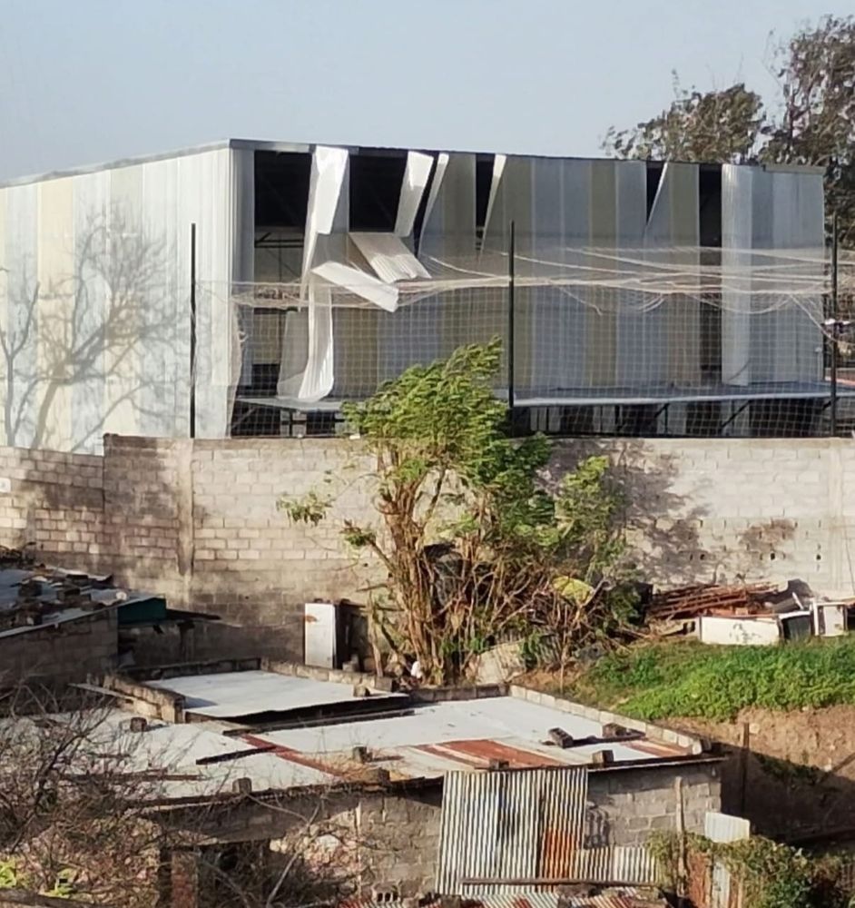 Las copas de los árboles parecen no poder soportar la fuerza el viento, mientras se desprenden las chapas de las instalaciones del Club Ciudad de Nieva. El temporal dejó sus marcas en la ciudad.