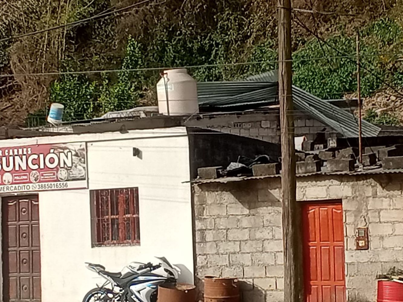La fuerza del viento arrancó como si fuesen de papel, las chapas de zinc de una vivienda particular, que quedaron en el techo de un comercio, sobre la avenida Ascasubi del barrio 9 de Julio.