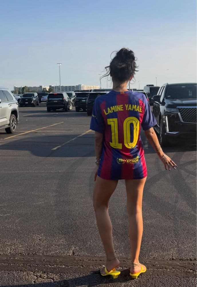 Con la camiseta de Lamine Yamal y sandalias con taco, Mia Khalifa festejó por España campeón del Mundial 2026