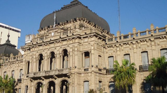 La ley tucumana suma a los deudores alimentarios a las inhabilitaciones por condenas penales.