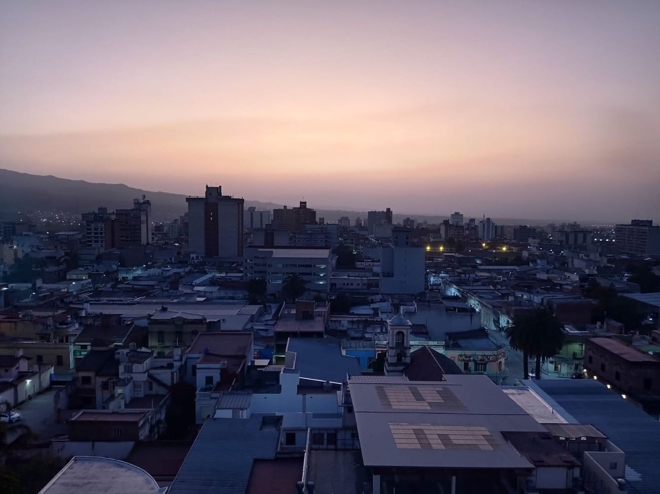 Sopló el viento Norte en Jujuy y la ciudad quedó cubierta de polvo en suspensión, a causa de un fenómeno meteorológico propio de la temporada pero que esta vez tuvo inusitada fuerza y duración.