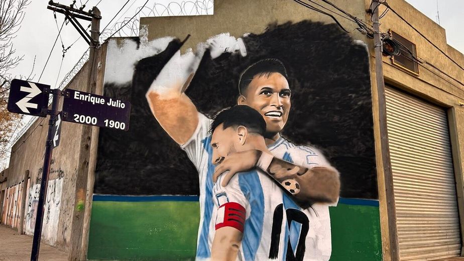 Messi y Lautaro, el homenaje a la Selección en una esquina de Bahía Blanca