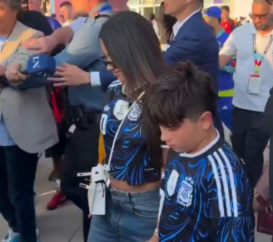 Antonela Roccuzzo junto a Mateo Messi