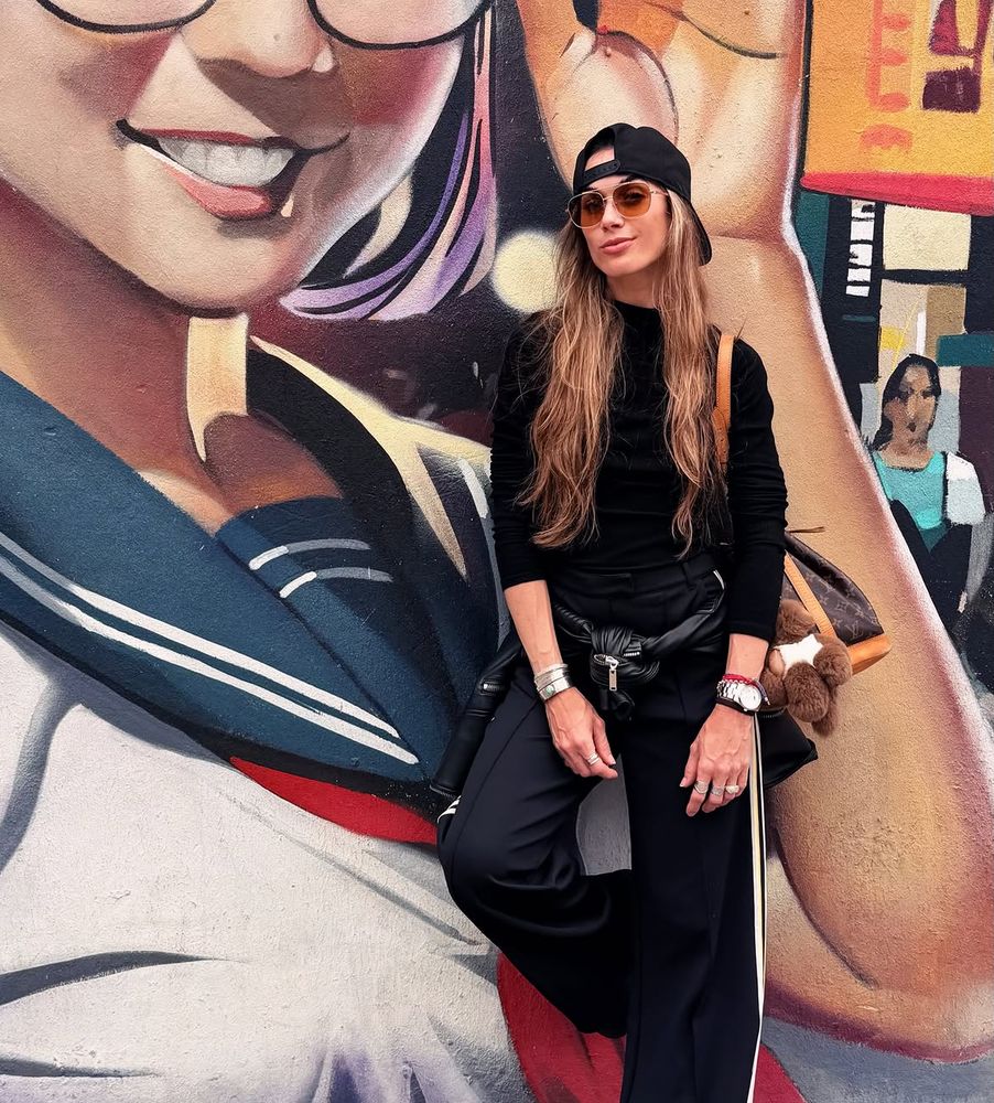 Total black, gorra hacia atrás y bolso icónico: el sofisticado look urbano de Chechu Bonelli