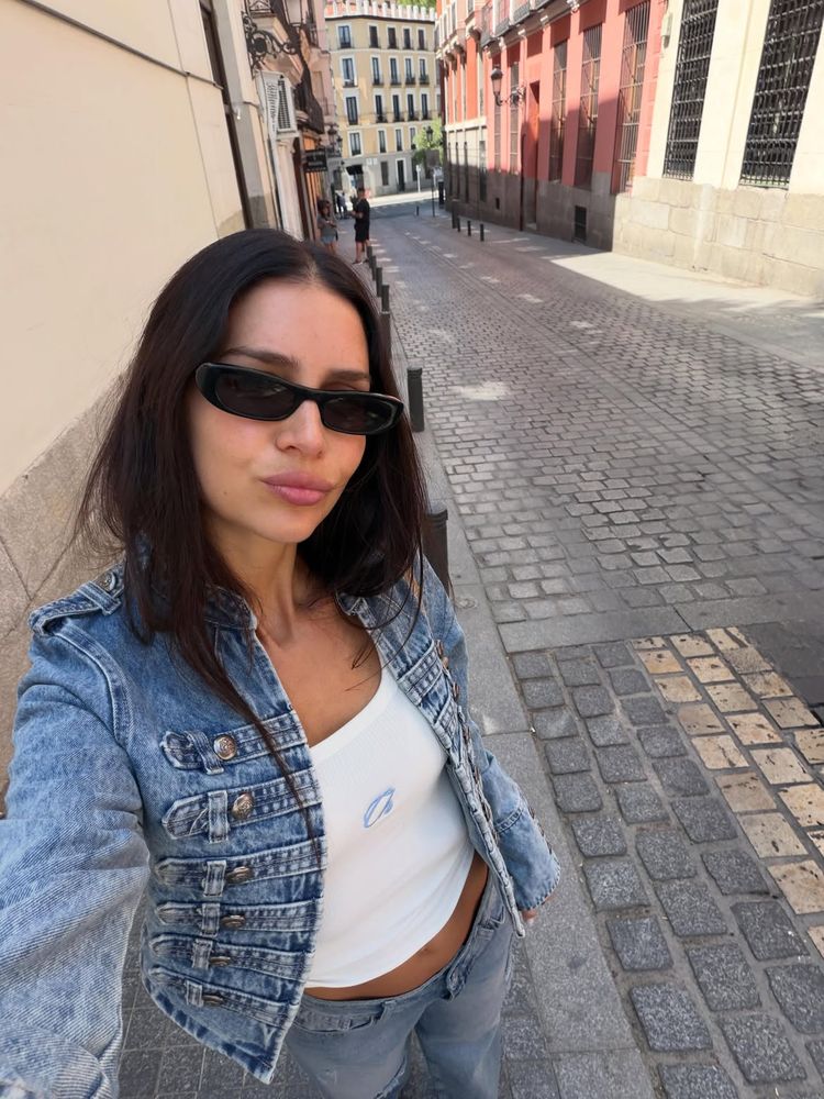 Del pantalón "wide leg" al "total denim": los imperdibles outfits de Zaira Nara por las calles madrileñas que se volvieron tendencia