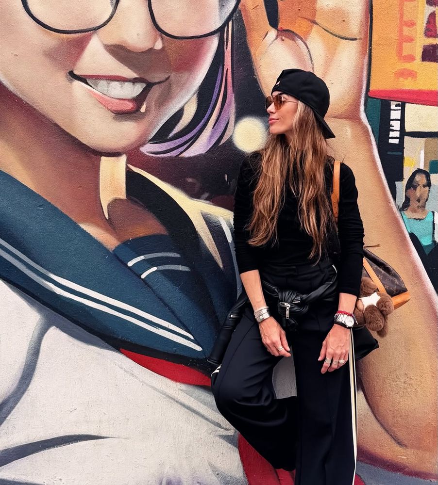 Total black, gorra hacia atrás y bolso icónico: el sofisticado look urbano de Chechu Bonelli