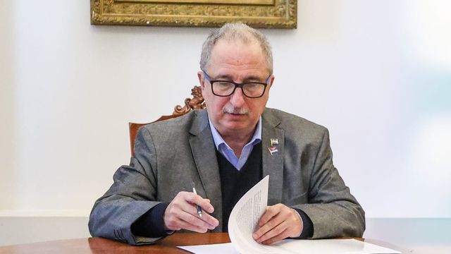 El gobernador de Misiones impulsa una reforma del Estado y concentra áreas estratégicas en los ministerios del Agro y de Hacienda.