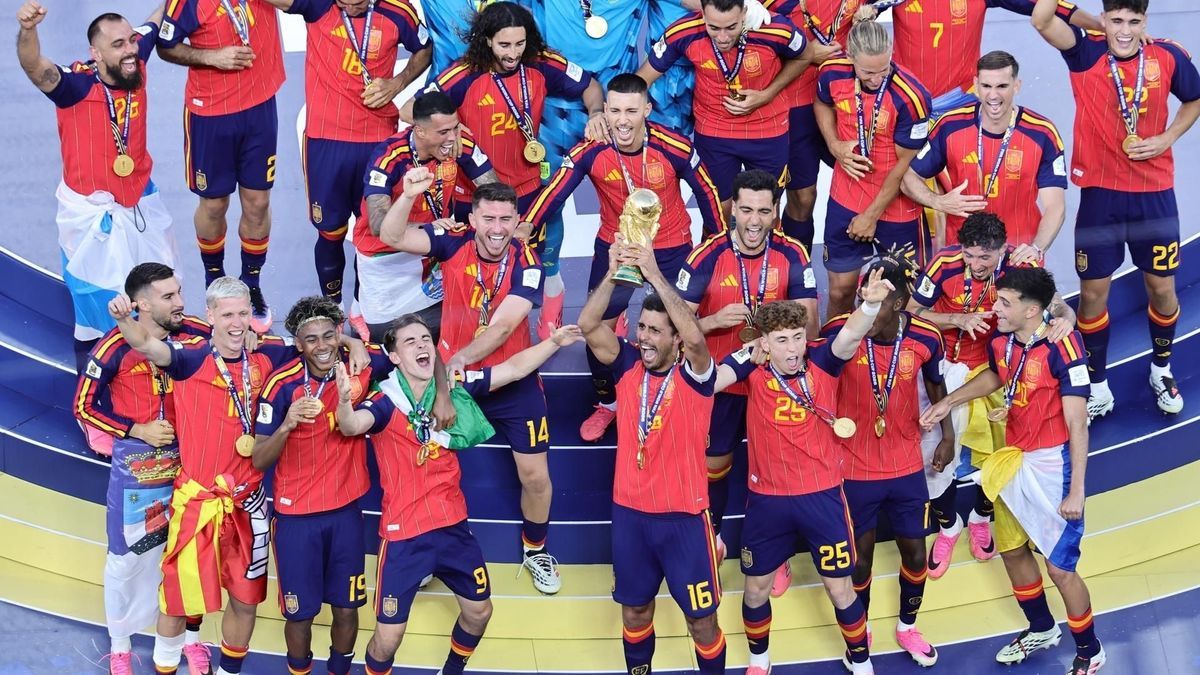 En pleno festejo del Mundial, dos jugadores de España se besaron y el video explotó en redes
