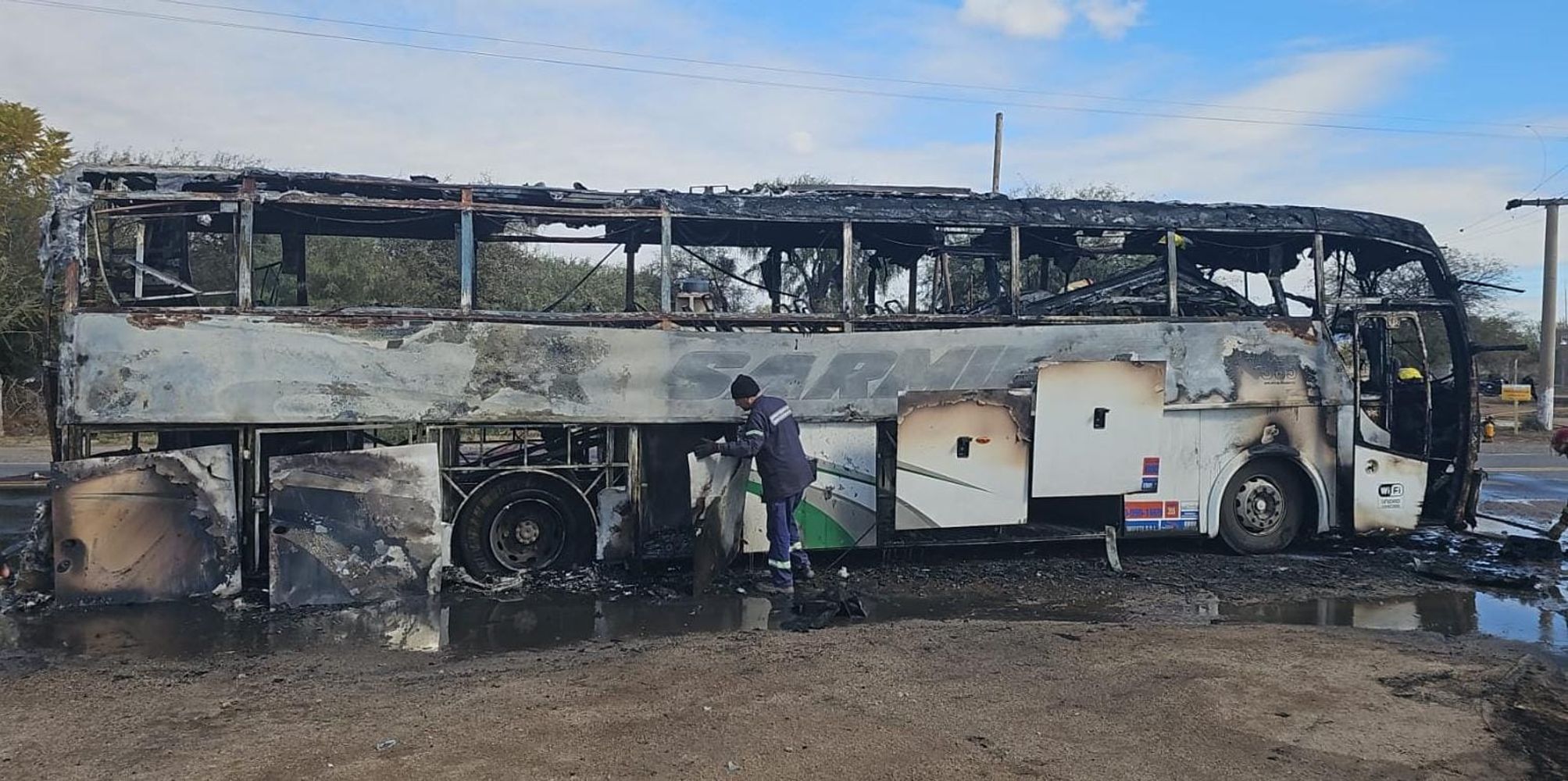 Los 40 pasajeros que viajaban en la unidad descendieron antes de que el fuego tomara el habitáculo
