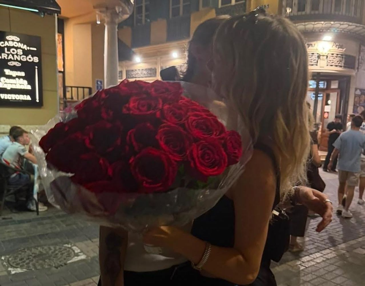 El joven de 22 años junto a su novia, Mary Di.