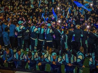 La Selección Argentina llegó al país: los jugadores fueron ovacionados por una multitud en el recibimiento