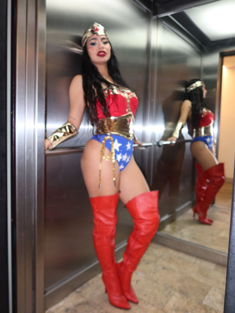 Charol, tiaras y botas bucaneras: Julieta Poggio y Daniela Celis celebraron el Día del Amigo con una potente estética pop