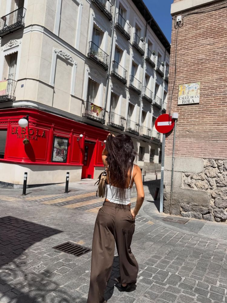 Del pantalón "wide leg" al "total denim": los imperdibles outfits de Zaira Nara por las calles madrileñas que se volvieron tendencia