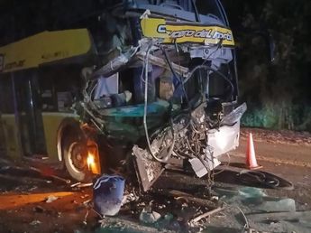 Choque entre un colectivo y un camión en Capioví: cuatro pasajeros siguen internados y 50 permanecen en observación