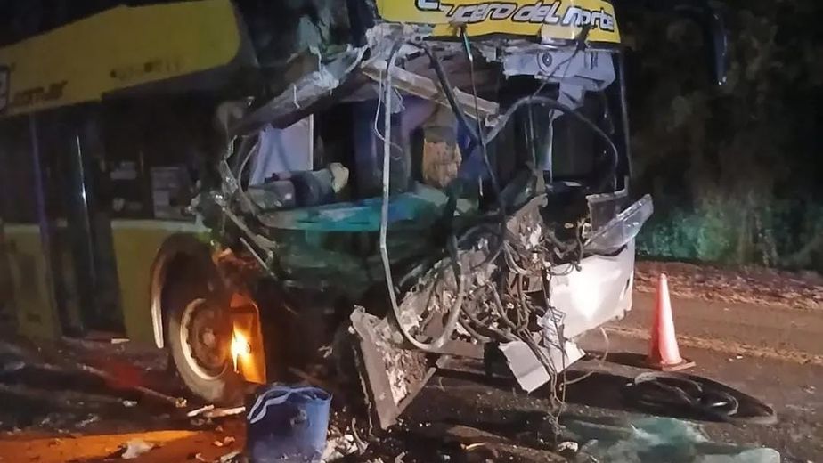Choque entre un colectivo y un camión en Capioví: cuatro pasajeros siguen internados y 50 permanecen en observación
