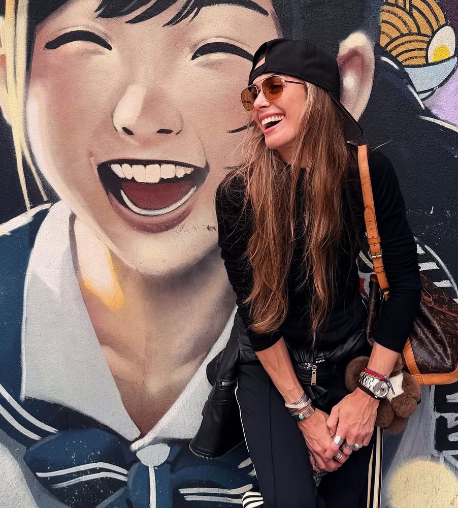 Total black, gorra hacia atrás y bolso icónico: el sofisticado look urbano de Chechu Bonelli